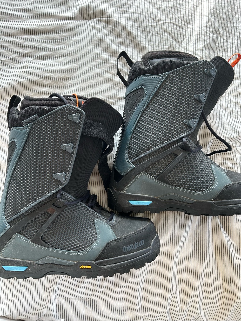 Men's Gray and Black Snowboard Boots with Blue Accents